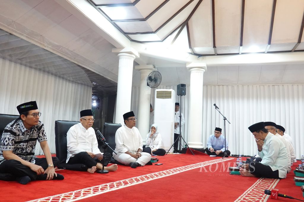 Wakil Presiden Ma’ruf Amin menggelar buka puasa bersama di kediaman resmi Wapres di Jakarta, Senin (1/4/2024). Buka bersama dihadiri para pejabat di lingkungan Sekretariat Wapres serta wartawan.