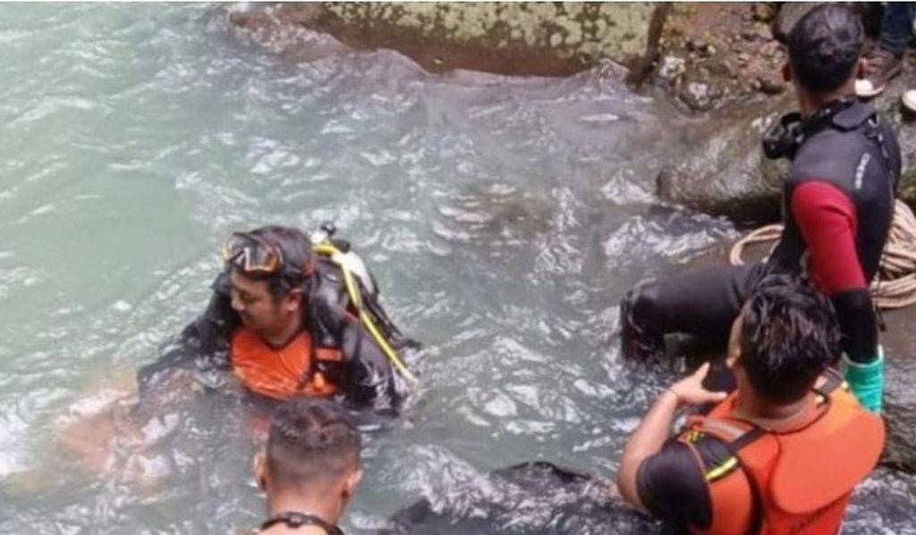 Tim SAR Sikka melakukan persiapan evakuasi korban yang jatuh ke dalam kolam air terjun dengan kedalaman 4 meter di Kabupaten Sikka, NTT, Selasa (14/2/2023).