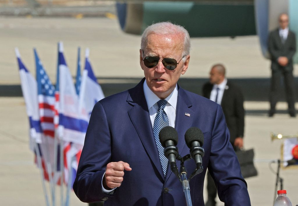 Presiden AS Joe Biden menyampaikan pernyataan setiba di Bandar Udara Ben Gurion, Lod, dekat Tel Aviv, Israel, 13 Juli 2022. 