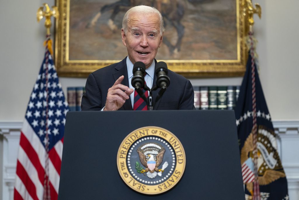 Presiden Amerika Serikat Joe Biden berpidato di Ruang Roosevelt di Gedung Putih, 4 Oktober 2023. Biden direncanakan bertemu Presiden China Xi Jinping di sela-sela KTT APEC pada November 2023 di San Francisco, AS.