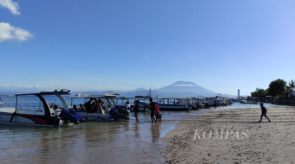 Suasana di Pelabuhan Toyapakeh, Kampung Toyapakeh, Kecamatan Nusa Penida, Jumat (8/7/2022). Pelabuhan menjadi akses penting dalam transportasi warga di Nusa Penida, Kabupaten Klungkung. 