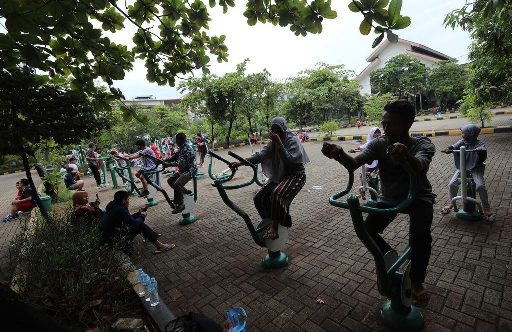 Arena olahraga kebugaran dikelilingi pepohonan yang membuat warga nyaman berolahraga dengan fasilitas kebugaran luar ruang di Gelanggang Sunter, Jakarta Utara, Minggu (6/11/2020). 
