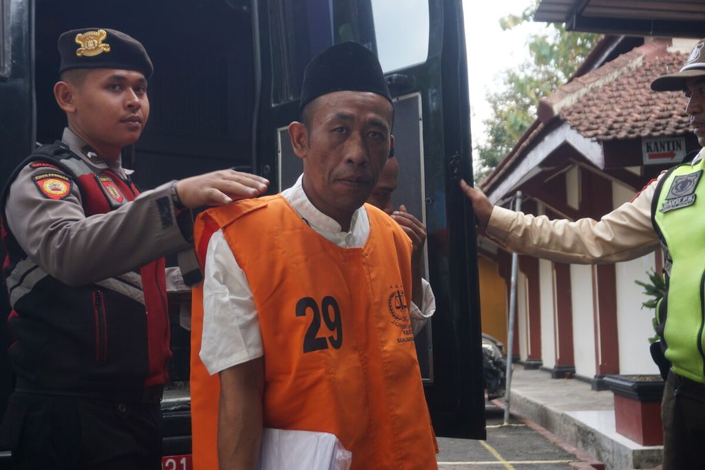 Slamet Tohari (46) bersiap menjalani persidangan di Pengadilan Negeri Banjarnegara, Jawa Tengah, Kamis (5/10/2023). 