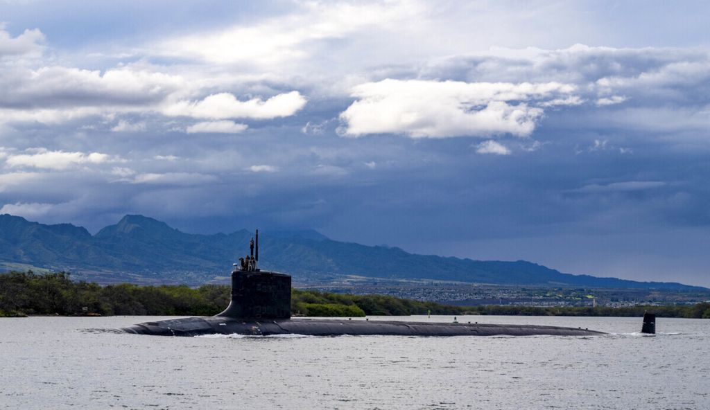 Kapal selam tenaga nuklir (SSNs) Amerika Serikat, USS Missouri, meninggalkan Pangkalan Hickam di Honolulu, Hawaii, pada September 2021. Pada pertengahan bulan itu, Amerika Serikat bersama Australia dan Inggris membentuk aliansi yang dikenal sebagai AUKUS. Salah satu tujuannya adalah membantu Australia memiliki delapan kapal selam nuklir. 