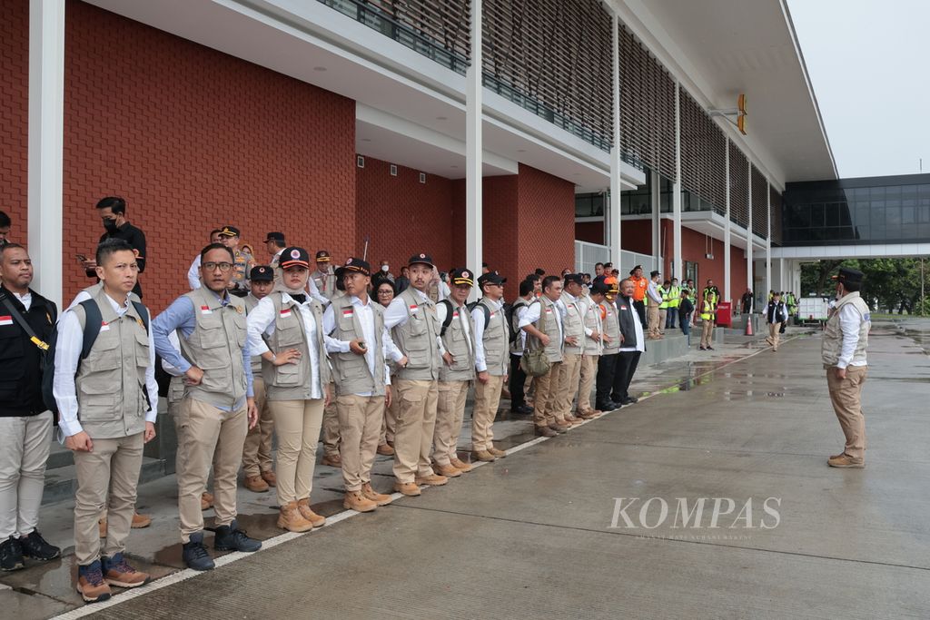 Personel BNPB dan Basarnas yang akan berangkat ke Turki dan Suriah bersiap di Lanud TNI AU Halim Perdanakusumah, Selasa (21/2/2023).