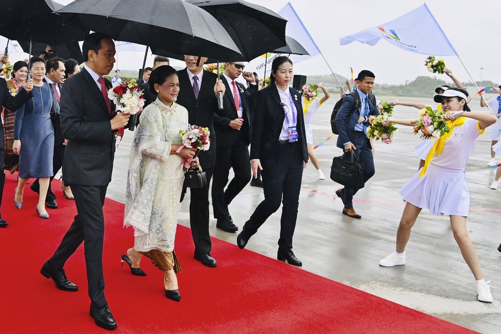 Presiden Joko Widodo dan Ibu Negara Iriana disambut para penari setiba di Bandar Udara Internasional Chengdu Tianfu International Airport di Chengdu, China, Kamis (27/7/2023). 