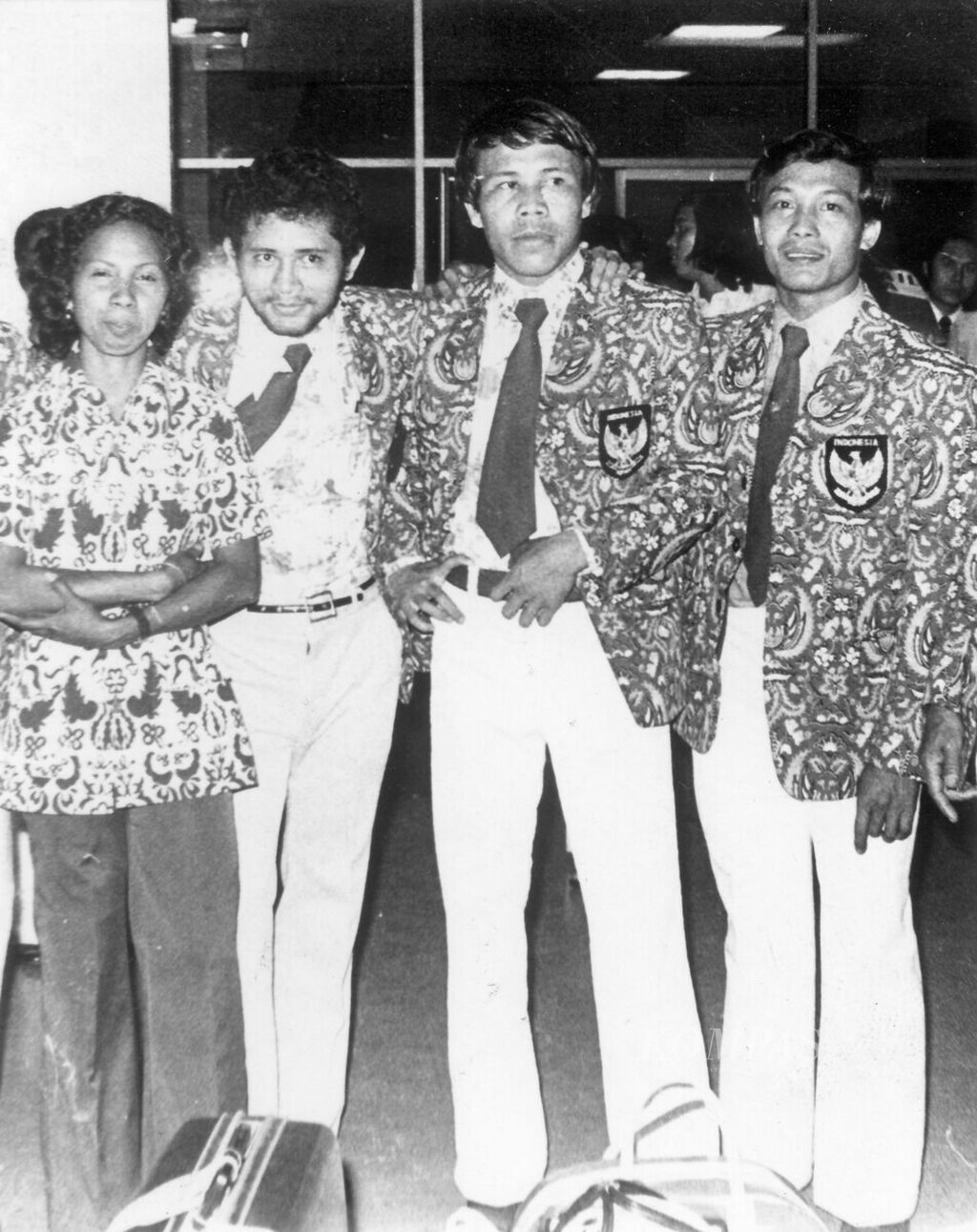 Atlet-atlet Indonesia yang mengikuti Olimpiade Montreal tiba kembali di Tanah Air pada 6 Agustus 1976. Tampak di antara mereka (dari kiri) Carolina Rieuwpassa (atletik), Frans VB Syamsul Anwar dari cabang tinju, dan Warino Lestanto (angkat besi). Carolina Rieuwpassa wafat di Makassar, Sulawesi Selatan, Kamis (16/3/2023).