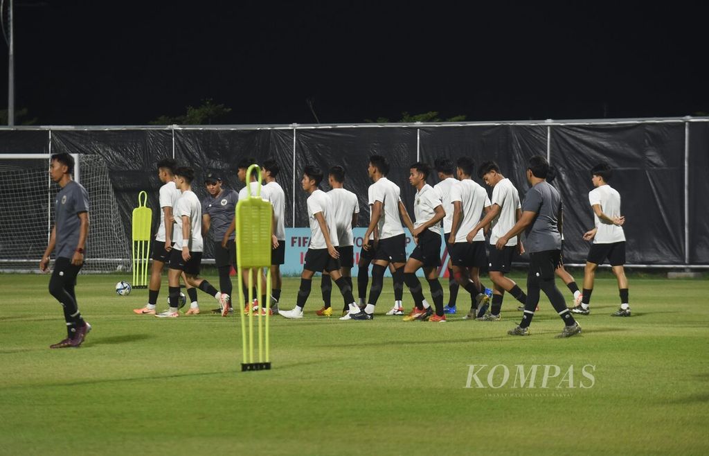 Pemain tim Indonesia melakukan latihan resmi jelang laga Piala Dunia U-17 di kawasan Stadion Gelora Bung Tomo, Surabaya, Selasa (7/11/2023). 