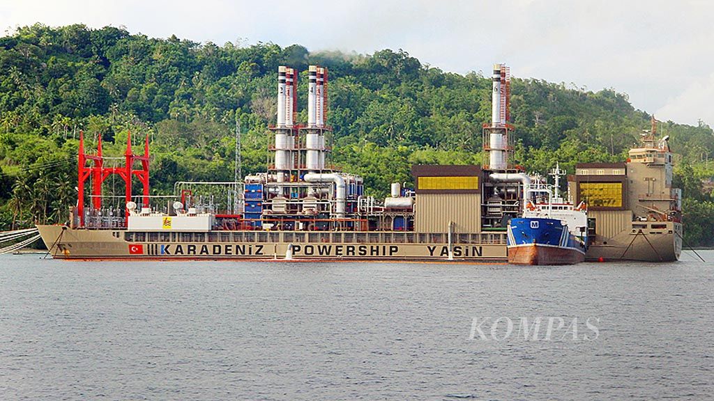 Kapal pembangkit listrik yang didatangkan dari Turki bulan lalu berlabuh di pesisir Pulau Ambon, tepatnya Desa Waai, Kecamatan Salahutu, Kabupaten Maluku Tengah, Maluku, seperti tampak pada Senin (10/4). Namun, hingga Selasa kemarin pemadaman listrik masih terjadi di Ambon.
