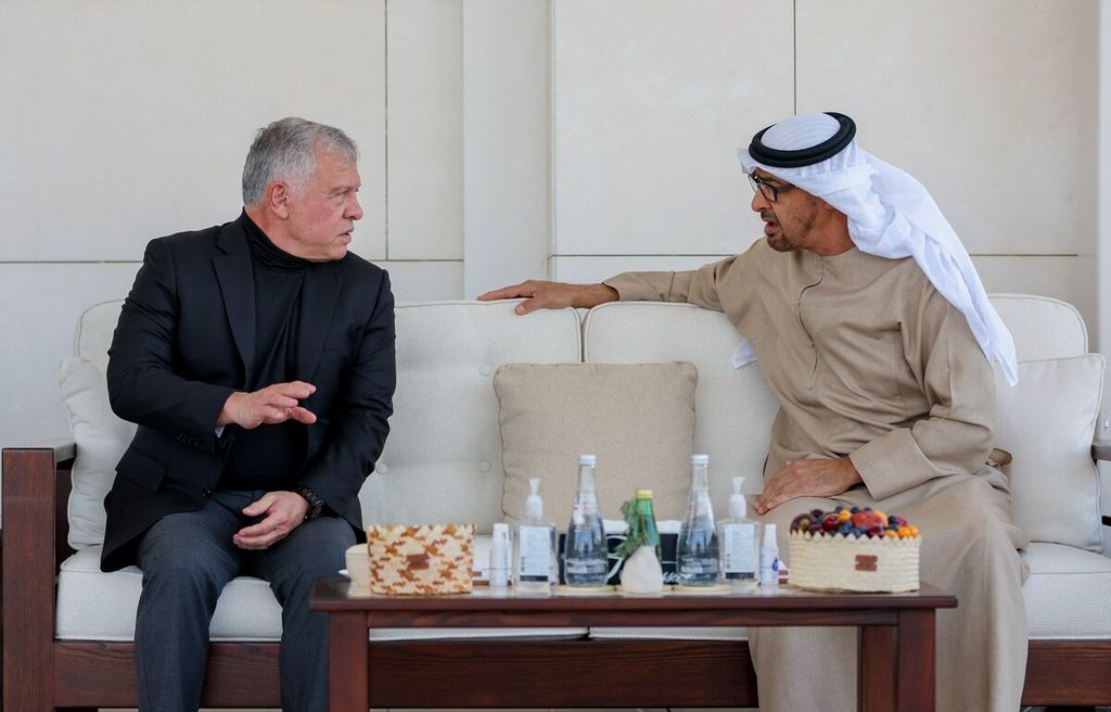 Sebuah foto yang dirilis Istana Kerajaan Jordania memperlihatkan Raja Jordania Raja Abdullah II (kiri) berbincang dengan Presiden Uni Emirat Arab Sheikh Sheikh Mohamed bin Zayed al-Nahyan di Istana Al Shati di Abu Dhabi, Rabu (4/1/2023) . 