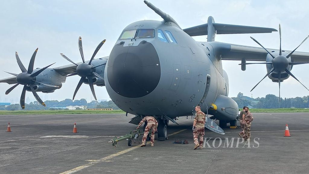 Kru darat Angkatan Udara Perancis tengah menyiapkan pesawat angkut sedang A400m Atlas di Pangkalan Udara Halim Perdanakusuma, Jakarta, Senin (12/9/2022).