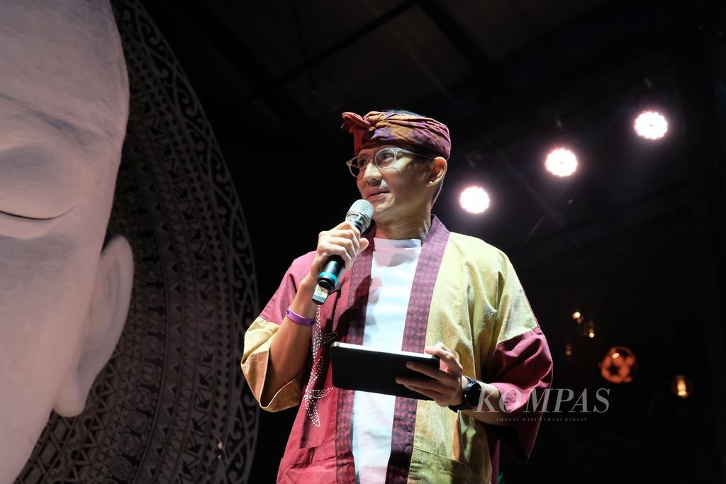 Menteri Pariwisata dan Ekonomi Kreatif Sandiaga Salahuddin Uno memberikan sambutan pada BaliSpirit Festival 2024, Jumat (3/5/2024), di Ubud, Kabupaten Gianyar, Bali.
