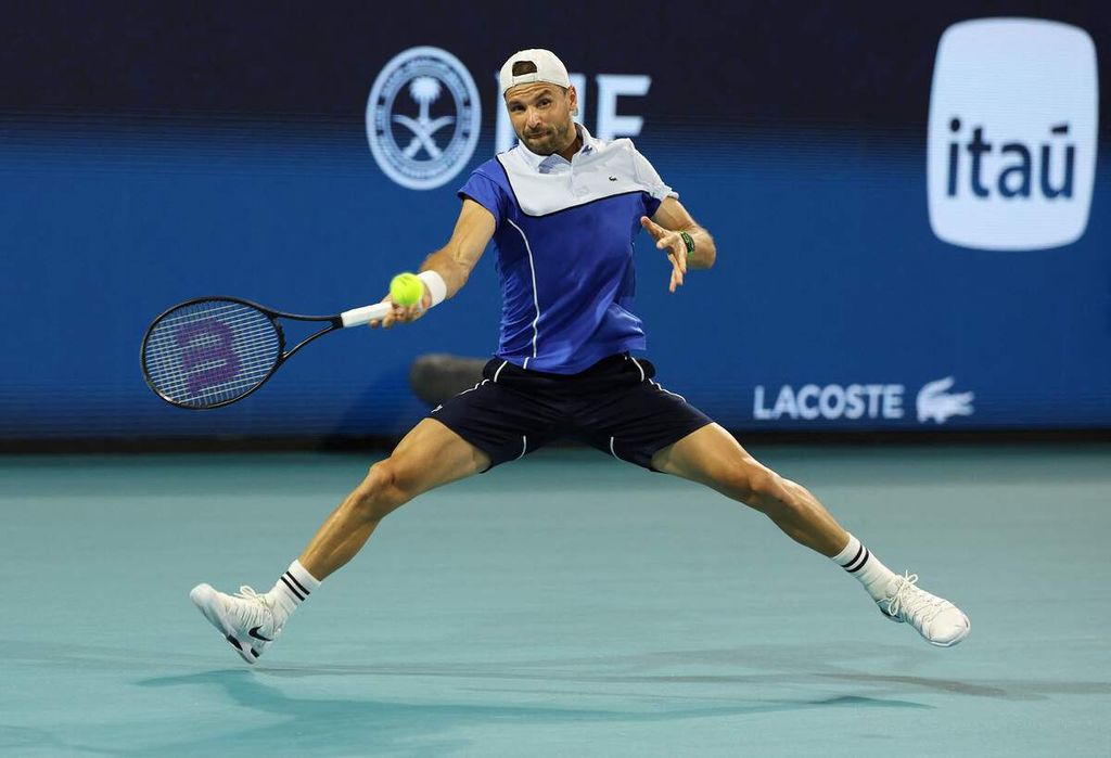 Grigor Dimitrov saat tampil melawan Carlos Alcaraz di turnamen ATP Masters 1000 Miami, Kamis (28/3/2024). 