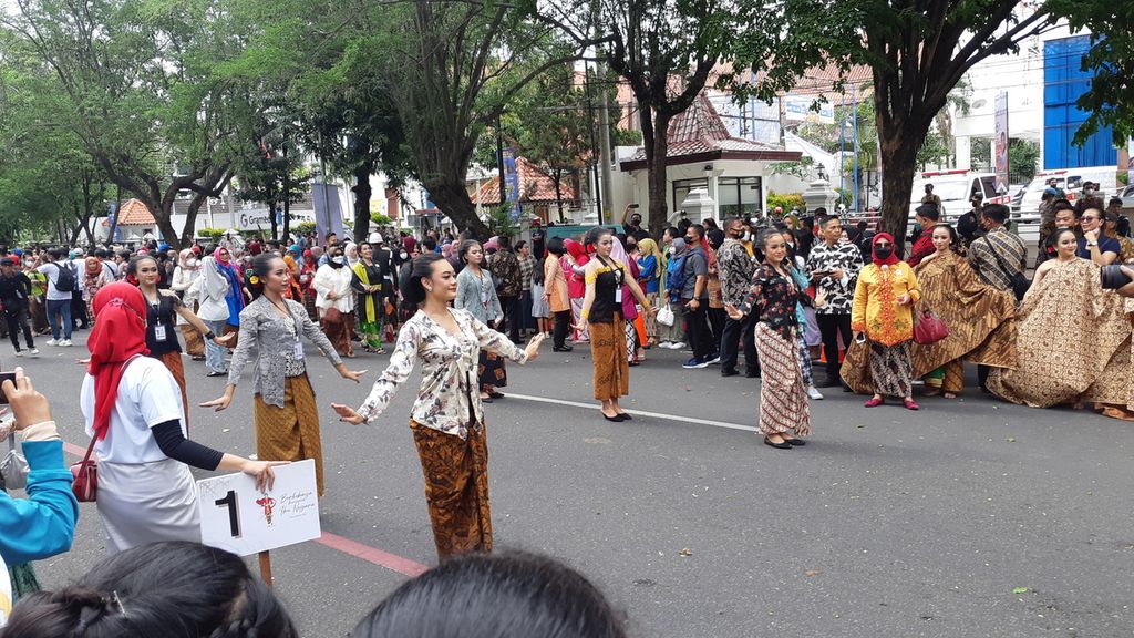 Para peserta parade kebaya bertajuk Berkebaya Bersama Ibu Negara, di Kota Surakarta, Jawa Tengah, Minggu (2/10/2022). Gelaran itu diikuti oleh Ibu Negara Iriana Joko Widodo. Momentum pelaksanaannya sengaja bertepatan dengan Hari Batik. 