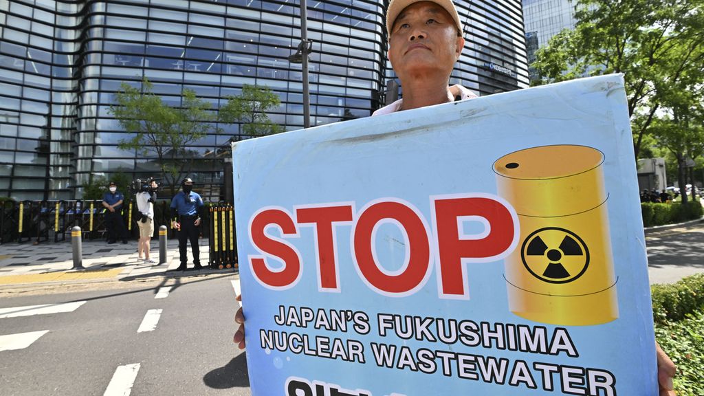 Warga Korea Selatan berunjuk rasa di depan Kedutaan Besar Jepang di Seoul, Korea Selatan, pada 24 Agustus 2023. Warga Korsel memprotes keputusan Jepang membuang air tercemar radioaktif dari PLTN Fukushima ke laut.