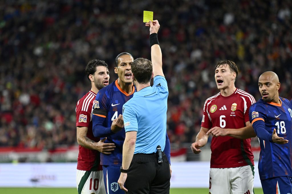 Bek Belanda, Virgil van Dijk, mendapat kartu merah kedua dari wasit saat lawan Hongaria pada laga Liga Nasional Eropa di Budapest, Sabtu (12/10/2024) dini hari WIB. Laga berakhir imbang 1-1.