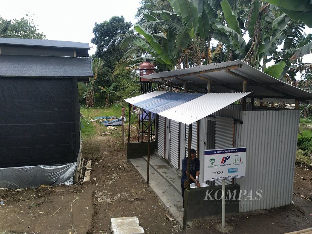 Toilet yang dibangun Gerakan Pasti dan mitranya berdiri di Sindangpalay, Desa Talaga, Kecamatan Cugenang, Cianjur, Jawa Barat, Jumat (6/1/2023). Sarana itu dibuat setelah harian <i>Kompas</i> memberitakan kondisi penyintas gempa di daerah itu pada akhir November 2022.