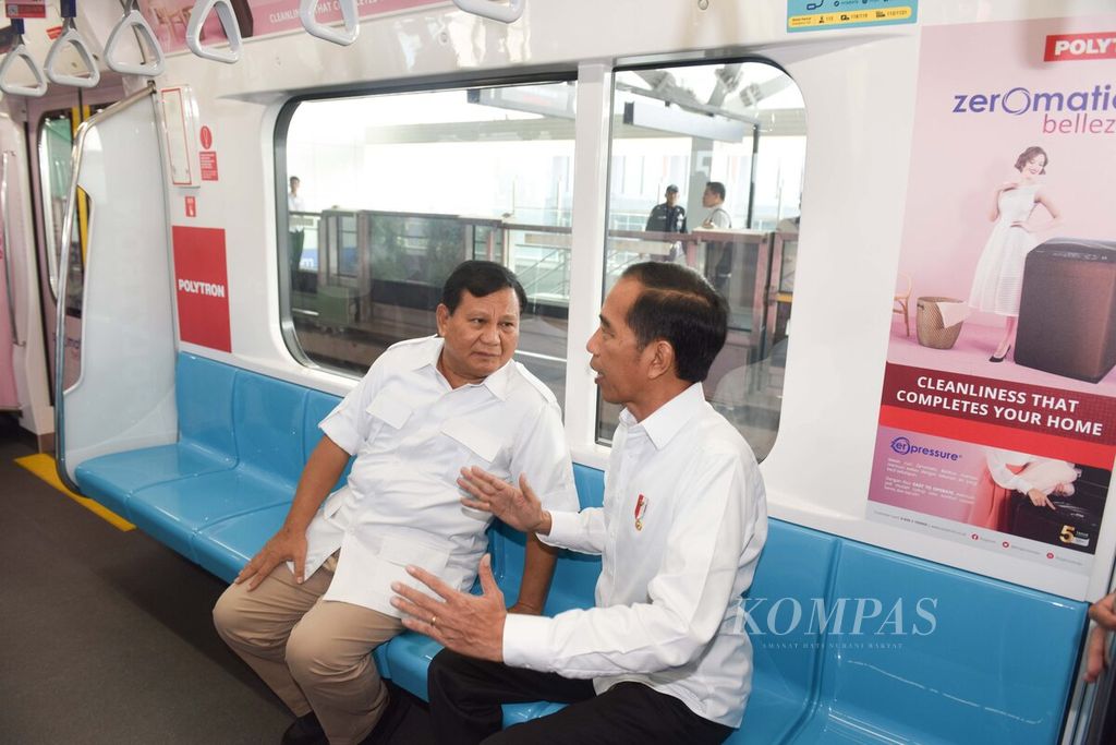 President Joko Widodo had a conversation with his political rival in the 2019 Presidential Election, Prabowo Subianto, while riding the MRT from Lebak Bulus MRT Station to Senayan, Jakarta on Saturday (13/7/2019). During the meeting, Prabowo congratulated President Jokowi for being re-elected as president for the period of 2019-2024.