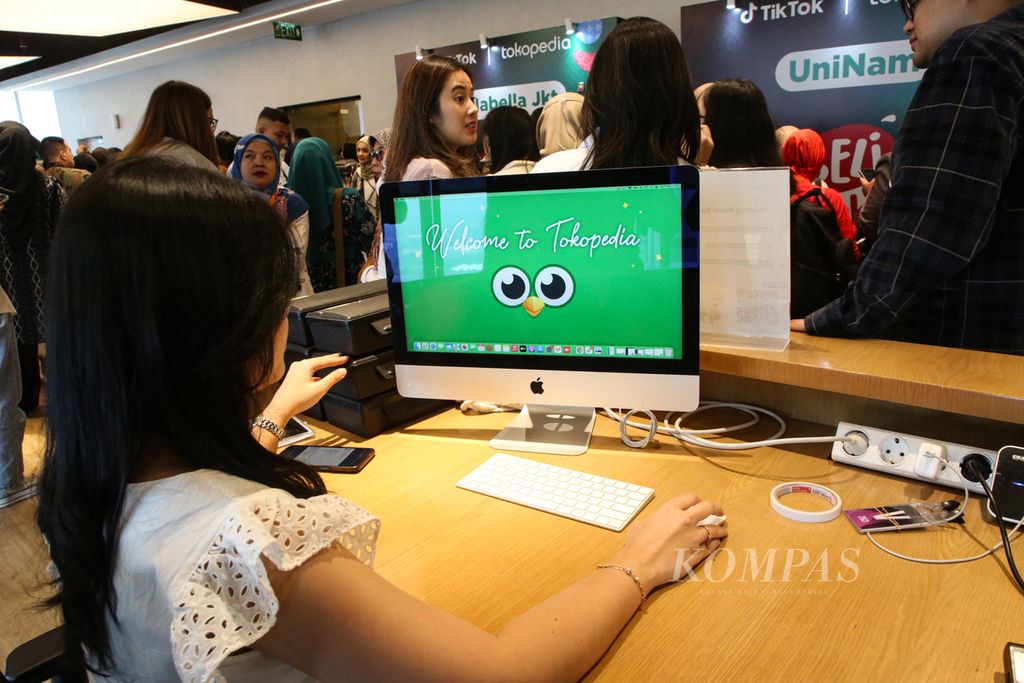 Petugas resepsionis di kantor Tokopedia, Jakarta, Selasa (12/12/2023). Tiktok, aplikasi milik perusahaan raksasa teknologi China, ByteDance, berencana menyuntikkan investasi lebih dari 1,5 miliar dollar AS atau 23,38 triliun dalam jangka waktu panjang ke Tokopedia sekaligus mengambil alih saham mayoritas aplikasi lokapasar itu. 