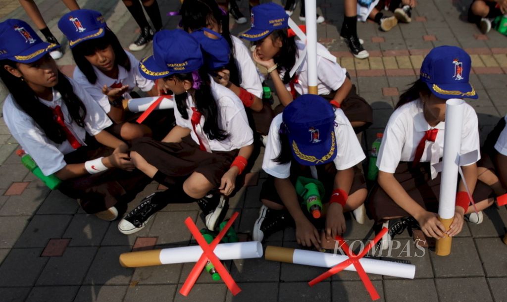 Anggota Pramuka dari SDN Pekayon 11 Jakarta membawa spanduk dan simbol antirokok ke acara Gerakan Indonesia Cinta Sehat di lapangan parkir silang Monas, Jakarta, Sabtu (15/9). 