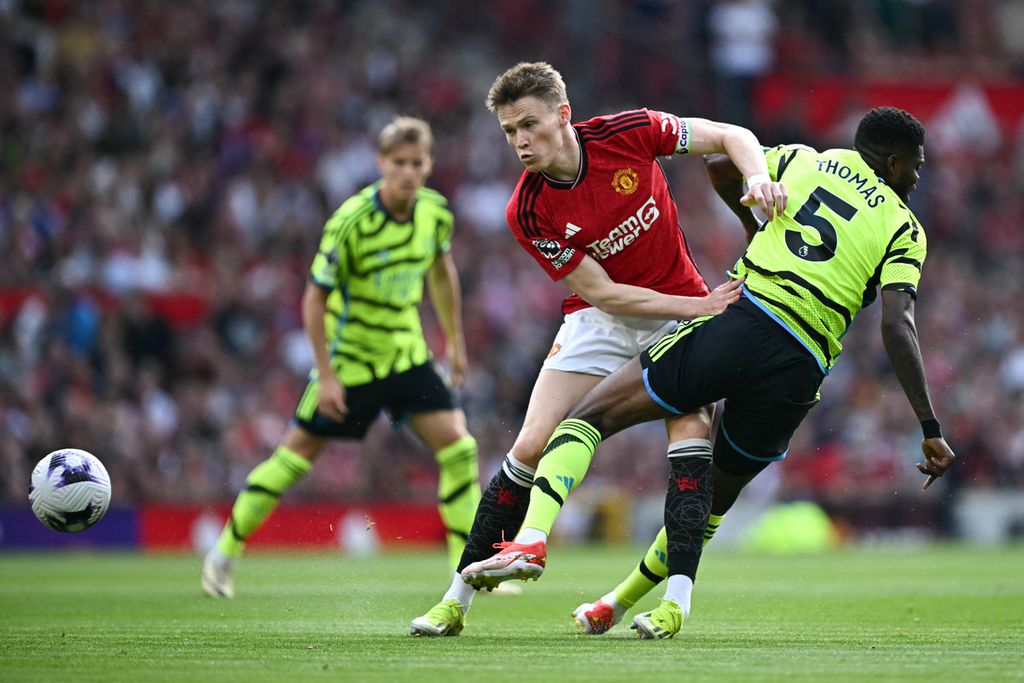 Pemain Manchester United, Scott McTominay, berebut bola dengan pemain Arsenal, Thomas Partey, pada laga Liga Inggris di Stadion Old Trafford, Manchester, 12 Mei 2024. 