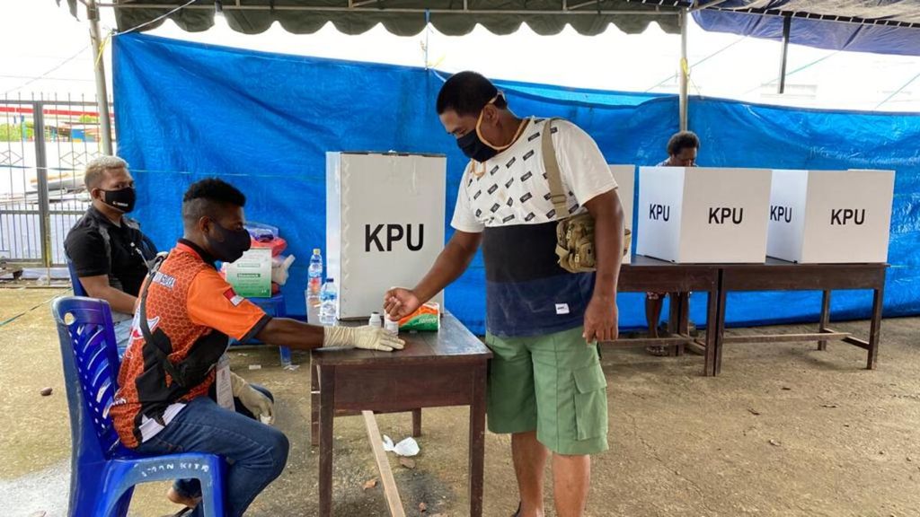 Warga mengikuti pemungutan suara dalam pemilu susulan di salah satu TPS di Kabupaten Boven Digoel, Papua, Senin (28/12/2020). 