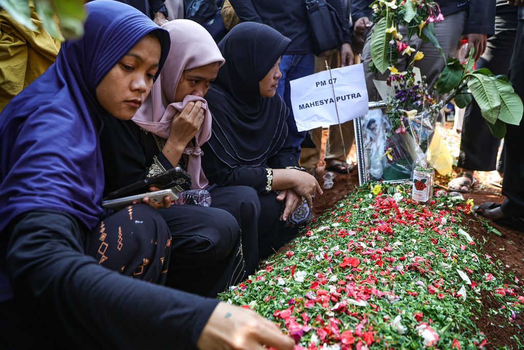 Keluarga mengikuti pemakaman jenazah korban kecelakaan bus di Subang, Mahesya Putra, di Tempat Pemakaman Umat Islam (TPUI) Parung Bingung, Depok, Jawa Barat, Minggu (12/5/2024). Enam jenazah korban kecelakaan bus rombongan SMK Lingga Kencana dimakamkan di TPUI Parung Bingung. 