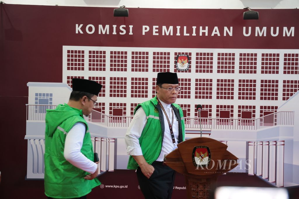 Pelaksana Tugas Ketua Umum Partai Persatuan Pembangunan (PPP) Muhammad Mardiono (kanan) didampingi Sekjen Arwani Thomafi seusai mendaftarkan bakal calon legislatif di kantor Komisi Pemilihan Umum (KPU) di Jakarta, Jumat (11/5/2024). 