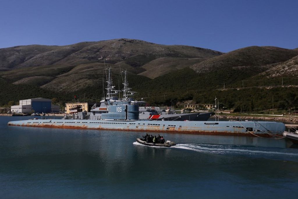 Kapal selam Storm, model C 613 Soviet, yang dibuat pada awal tahun 1950-an, bersandar di Pangkalan Angkatan Laut Pasha Liman di dekat kota Vlora, Albania, 27 April 2022. 