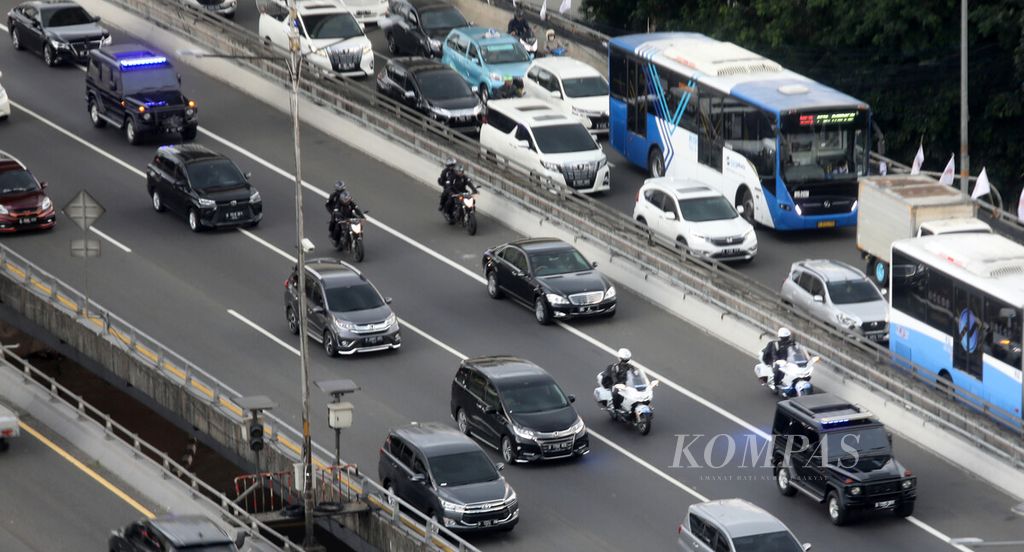 Iring-iringan kendaraan VIP melintas di jalan tol dalam kota di kawasan Gatoto Subroto, Kuningan, Jakarta Selatan, Rabu (23/11/2022). 