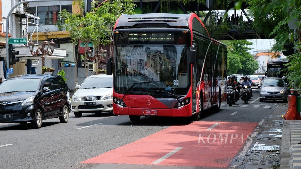 Bus Suroboyo melintas di Jalan Tunjungan, Surabaya, Jawa Timur, Sabtu (7/4/2018). Bus umum ini melayani masyarakat Surabaya.