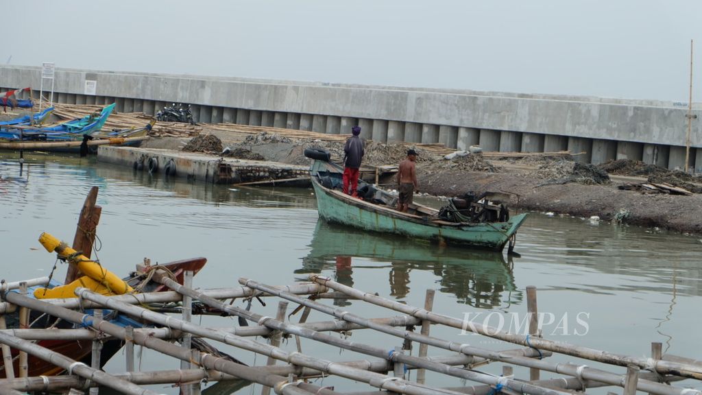 Perahu nelayan bersiap bersandar di area laut yang terlindung dalam tanggul pesisir NCICD di Kelurahan Cilincing, Kecamatan Cilincing, Jakarta Utara, Kamis (8/11/2018).