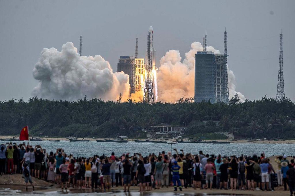 Roket Long March 5B, yang membawa modul inti stasiun luar angkasa Tianhe, lepas landas dari Pusat Peluncuran Luar Angkasa Wenchang, Hainan, China, Kamis (29/4/2021) waktu setempat. Saat ini China tengah menyiapkan pembangunan stasiun luar angkasa milik sendiri, China Space Station. 