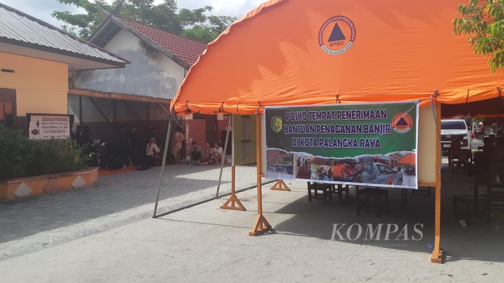 Petugas dari BPBD Kota Palangkaraya dan petugas kesehatan dari puskesmas menjaga posko yang disiapkan untuk para pengungsi banjir di Kota Palangkaraya, Kalimantan Tengah, Selasa (12/3/2024).