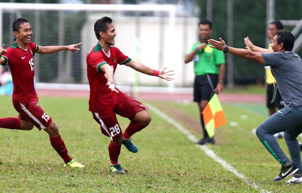 Selebrasi pemain Tim nasional sepak bola indonesia U-22 Muhammad Rezaldi Hehanusa (tengah) saat berhasil membobol gawang Myanmar pada laga final sepak bola perebutan perunggu SEA Games Kuala Lumpur 2017 di Stadion Majlis Perbandaran Selayang, Selangor, Malaysia, Selasa (29/8). Indonesia mengalahkan Myanmar 3-1.
