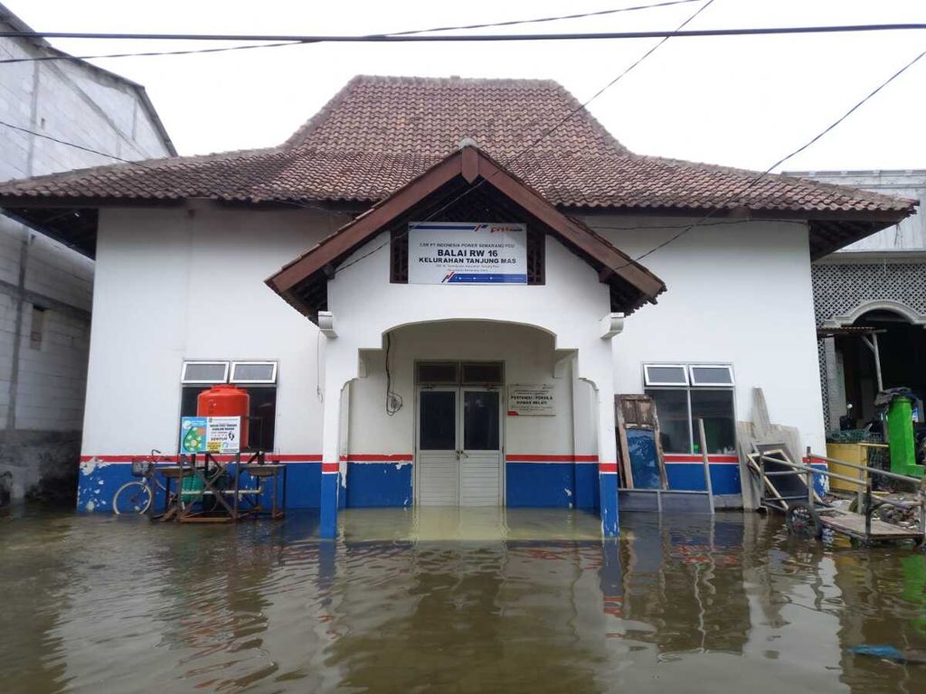 Kondisi permukiman warga yang masih terendam banjir rob hingga setinggi 60 sentimeter di Kampung Tambaklorok, Kelurahan Tanjung Mas, Kota Semarang, Jawa Tengah, Rabu (25/5/2022). Warga masih memilih bertahan di rumah masing-masing.