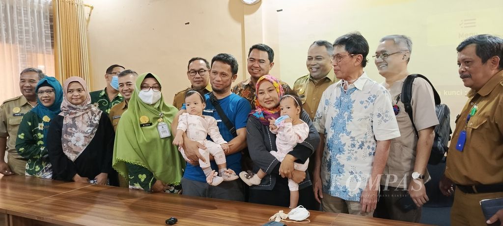Rumah Sakit Umum Daerah Saiful Anwar Malang melakukan serah terima bayi kembar siam Aliyah-Aisyah kepada orangtua mereka, Selasa (22/8/2023). 