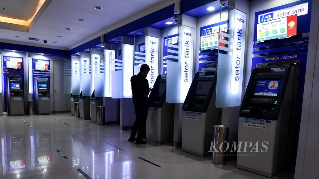 Nasabah melakukan transaksi melalui gerai ATM BCA yang berada di salah satu mal di Jakarta, Kamis (5/8/2021). Hingga Juni 2021, BCA telah mengoperasikan 17.721 ATM di seluruh Indonesia dengan rata-rata nilai transaksi ATM mencapai Rp 5 triliun per hari.