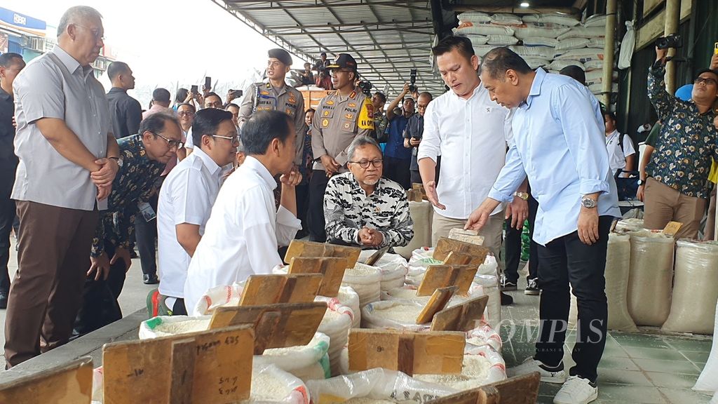 Presiden Joko Widodo meninjau Pasar Induk Beras Cipinang, Jakarta Timur, Kamis (15/2/2024). Beras dinilai cukup banyak dan diharapkan segera didistribusikan ke toko ritel dan daerah-daerah. Kenyataannya, toko-toko ritel di sejumlah wilayah tak memiliki stok beras sejak lebih dari sepekan. Kalaupun ada, harganya melambung.