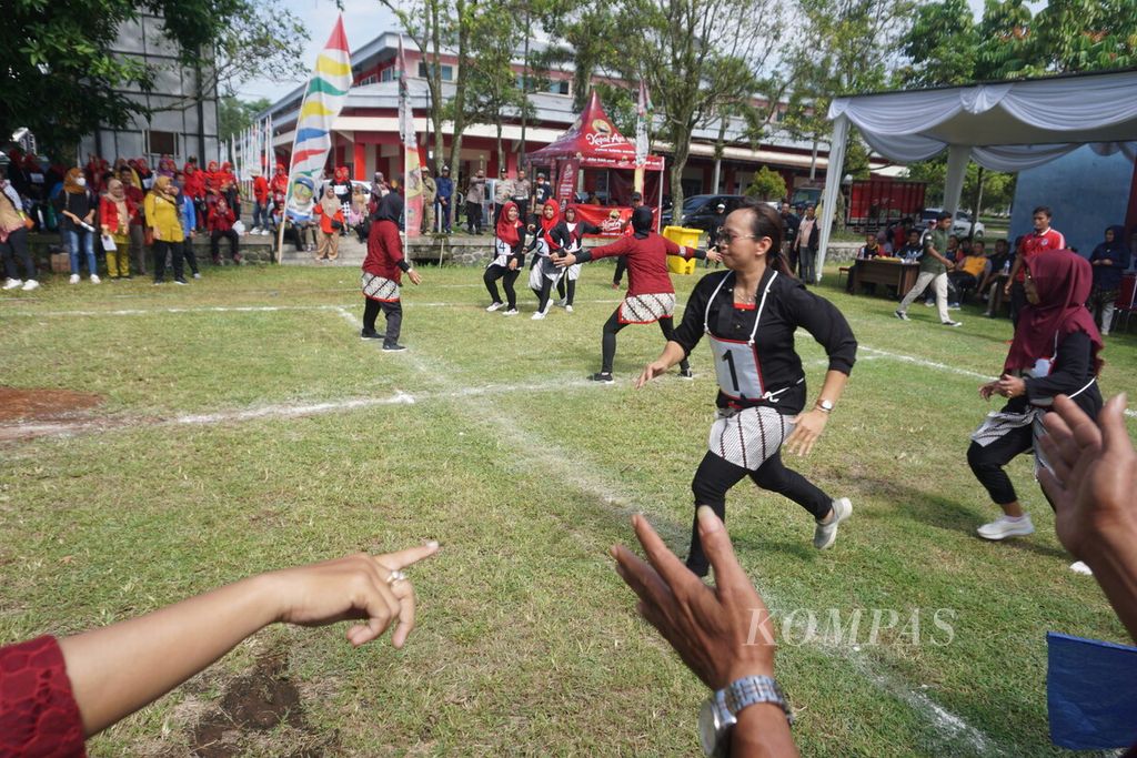 Para ibu perwakilan dari kecamatan-kecamatan di Kabupaten Banyumas mengikuti lomba gobak sodor di GOR Satria, Purwokerto, Banyumas, Jateng, Jumat (10/2/2023).