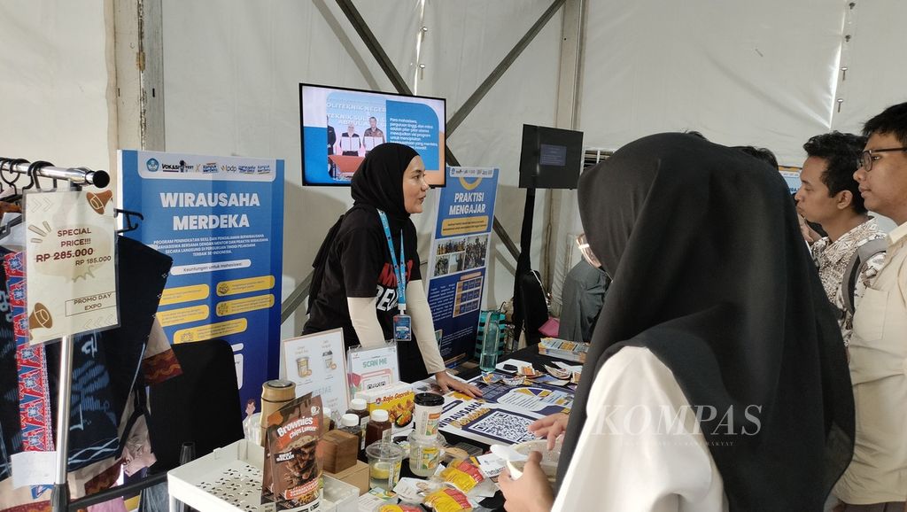 Students continue to seek opportunities to study outside campus. Seen at the Vokasifest One of the Independent Entrepreneurship <i>booths</i> displays opportunities for students of any study program to learn to become entrepreneurs.