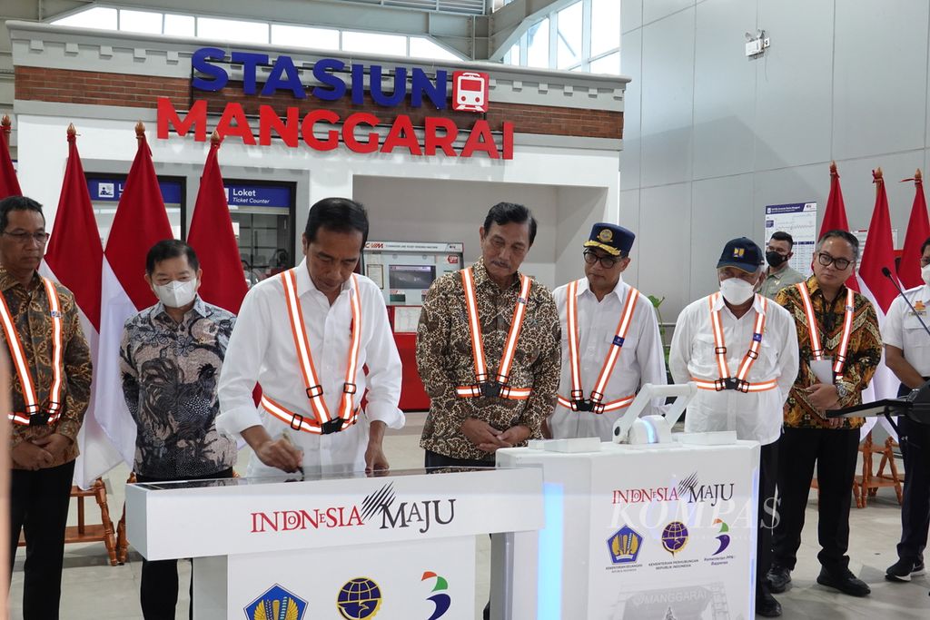 Presiden Joko Widodo meresmikan pengembangan Stasiun Manggarai tahap 1, Senin (26/12/2022), di Jakarta. Presiden Jokowi mengatakan, pengembangan Stasiun Manggarai sangat penting sebagai salah satu stasiun dengan lalu lintas kereta api tersibuk di Indonesia.