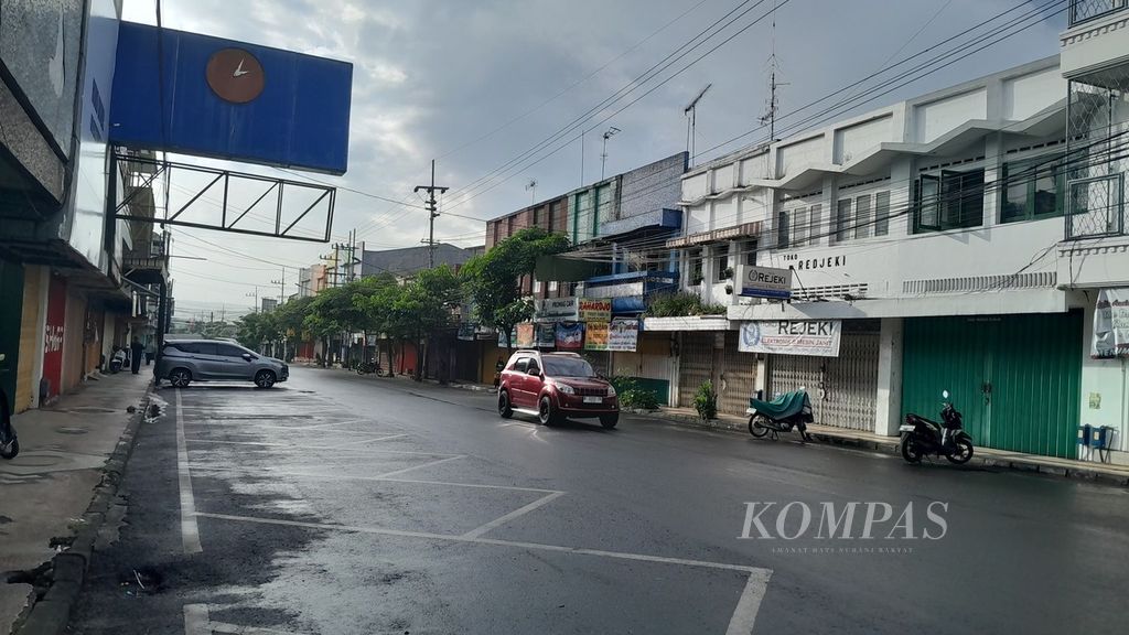 Susana Jalan Pasar Besar di kawasan Pasar Besar Kota Malang, Jawa Timur, pada hari pertama puasa, Selasa (12/3/2024), terlihat lengang dibanding sehari sebelumnya.