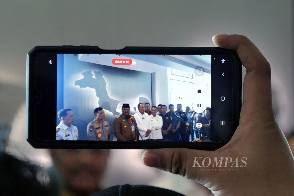 Suasana konferensi pers seusai rapat koordinasi lintas sektor terkait tindak lanjut penyitaan lima smelter timah di Pulau Bangka, Selasa (23/4/2024), di kantor Gubernur Bangka Belitung, Pangkal Pinang, Pulau Bangka. 