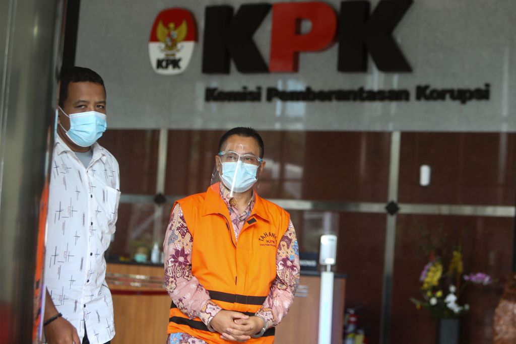 Bekas Kepala Subdirektorat Kerja Sama dan Dukungan Pemeriksaan di Direktorat Jenderal Pajak, Dadan Ramdani, keluar dari Gedung Komisi Pemberantasan Korupsi (KPK), Jakarta, seusai diperiksa penyidik, Rabu (1/12/2021). 