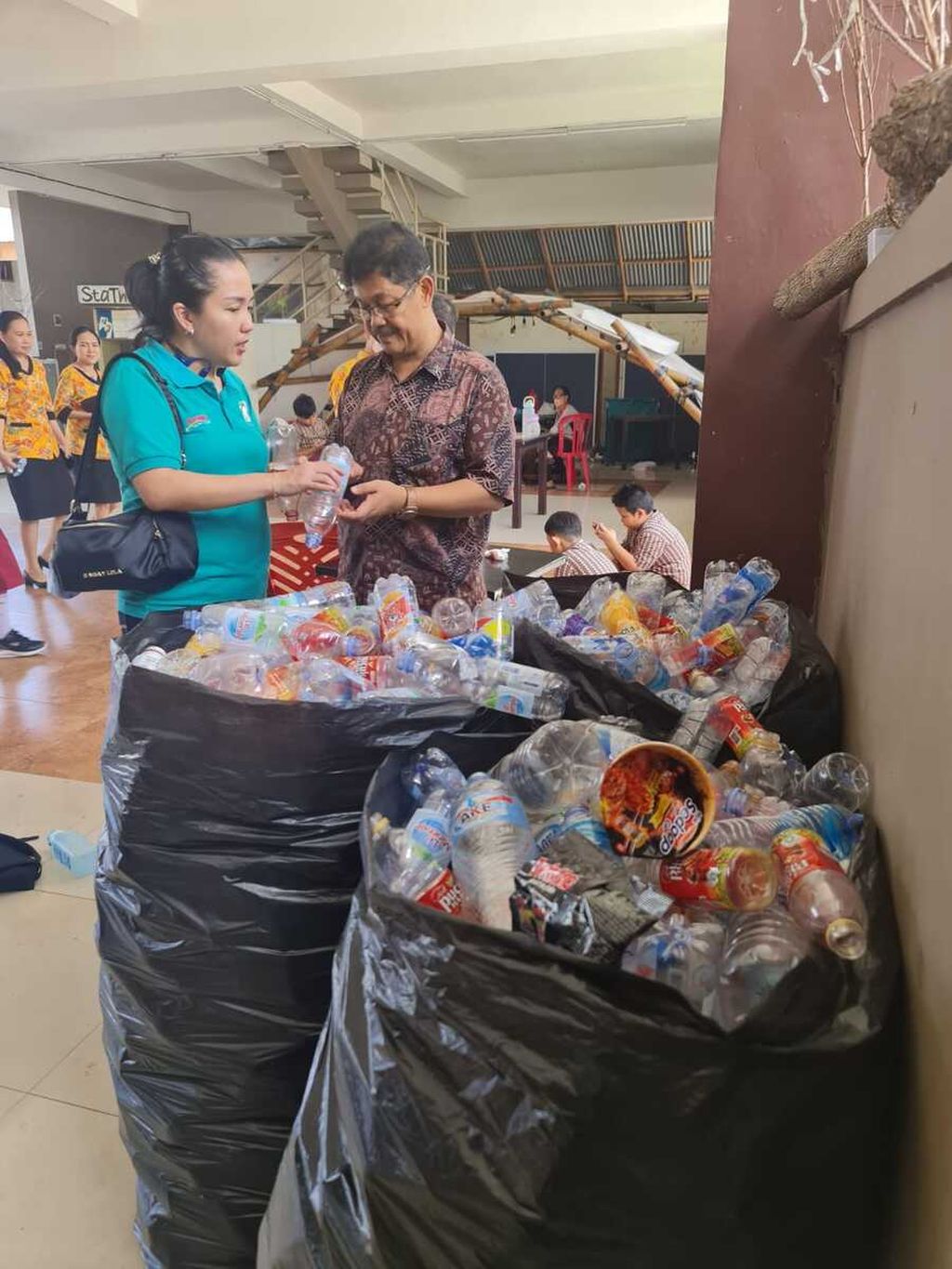 Di Sulawesi Utara, gerakan mengatasi sampah dan mengolah menjadi barang bernilai juga dilakukan Amelia Tungka. Sejak tahun 2018, ia merintis gerakan mengumpulkan sampah dan mendaur ulang sampah-sampah di Kota Manado. 