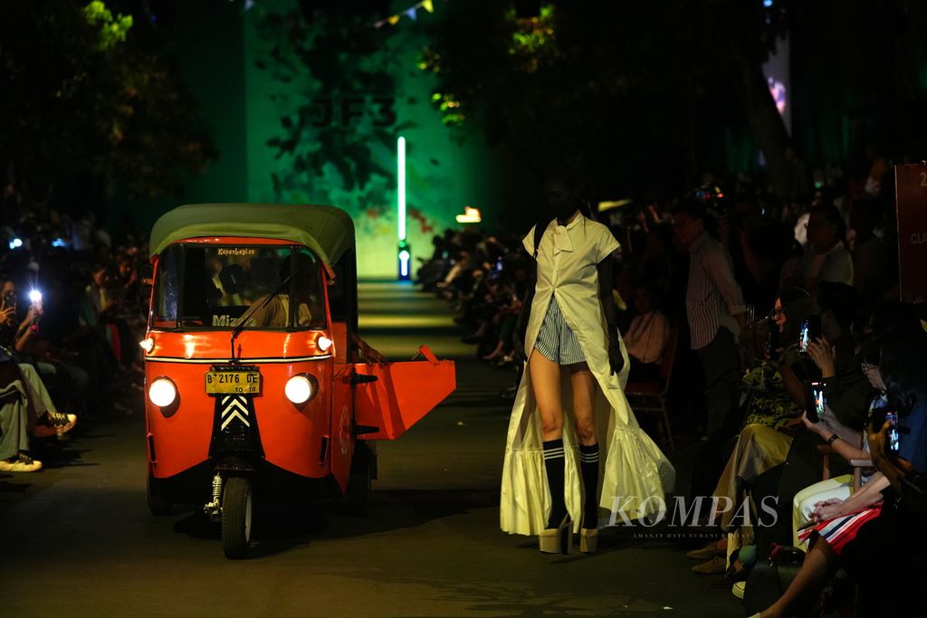 Model turun dari bajaj membawakan koleksi LAKON Indonesia yang bertajuk Pasar Malam dalam Jakarta Fashion and Food Festival di Summarecon Mall Serpong, Kabupaten Tangerang, Banten, Selasa (30/7/2024). Ajang pameran mode yang ke-20 ini berlangsung hingga 4 Agustus 2024. 