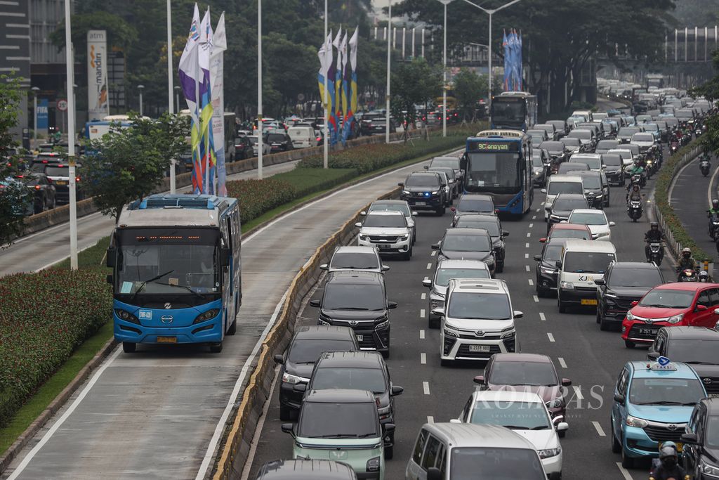 Bus Transjakarta melintas di jalur bus di Jalan Jenderal Sudirman, Jakarta, Senin (3/6/2024). Badan Pusat Statistik DKI Jakarta dalam datanya mencatat, sepanjang April 2024, jumlah penumpang Transjakarta mencapai 26.901.324 orang.