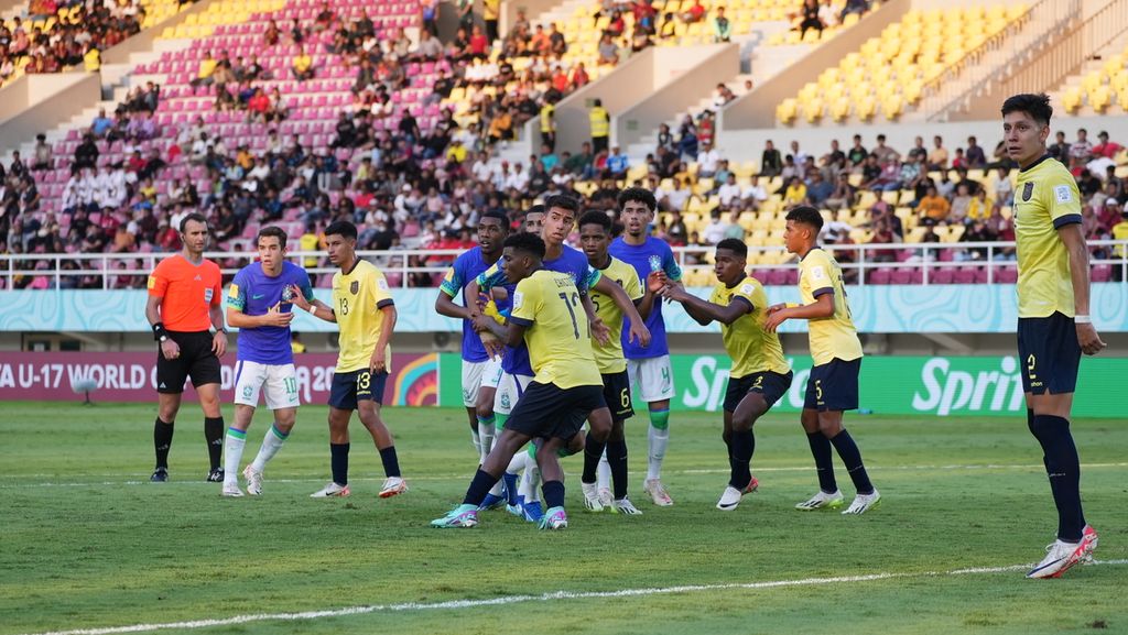 Duel antara Brasil (biru) dan Ekuador (kuning) dalam laga babak 16 besar, di Stadion Manahan, Kota Surakarta, Jawa Tengah, Senin (20/11/2023). Pertandingan dimenangi Brasil dengan skor 3-1. 