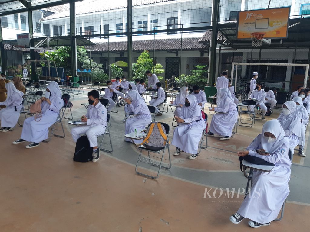 Siswa siap menjalani tes usap di SMPN 1 Kota Cirebon, Jawa Barat, Senin (31/1/2022). 